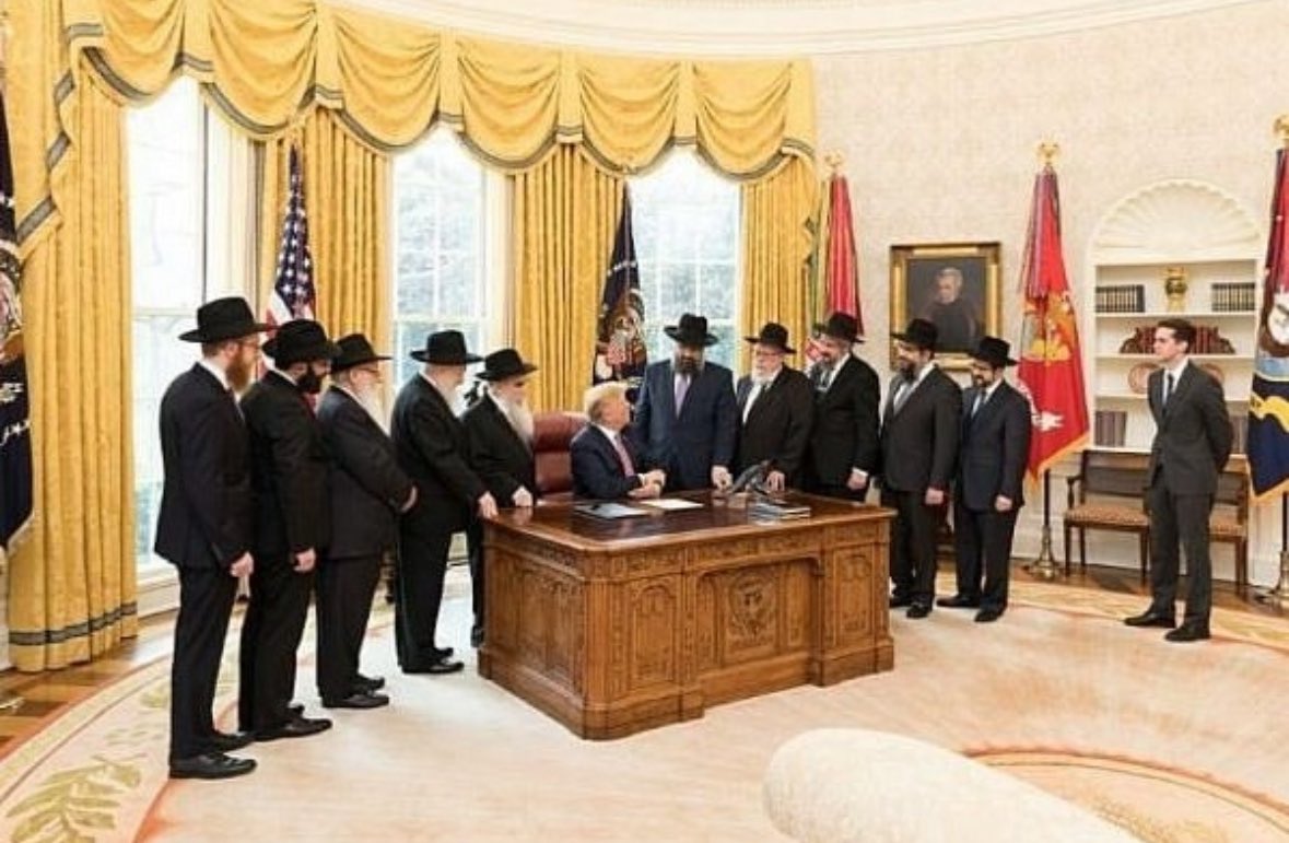 Trump poses with Jewish community in the oval office amid epidemic of antisemitic meme culture at an all time high. Oy vey #trump #chabad  #ovaloffice
