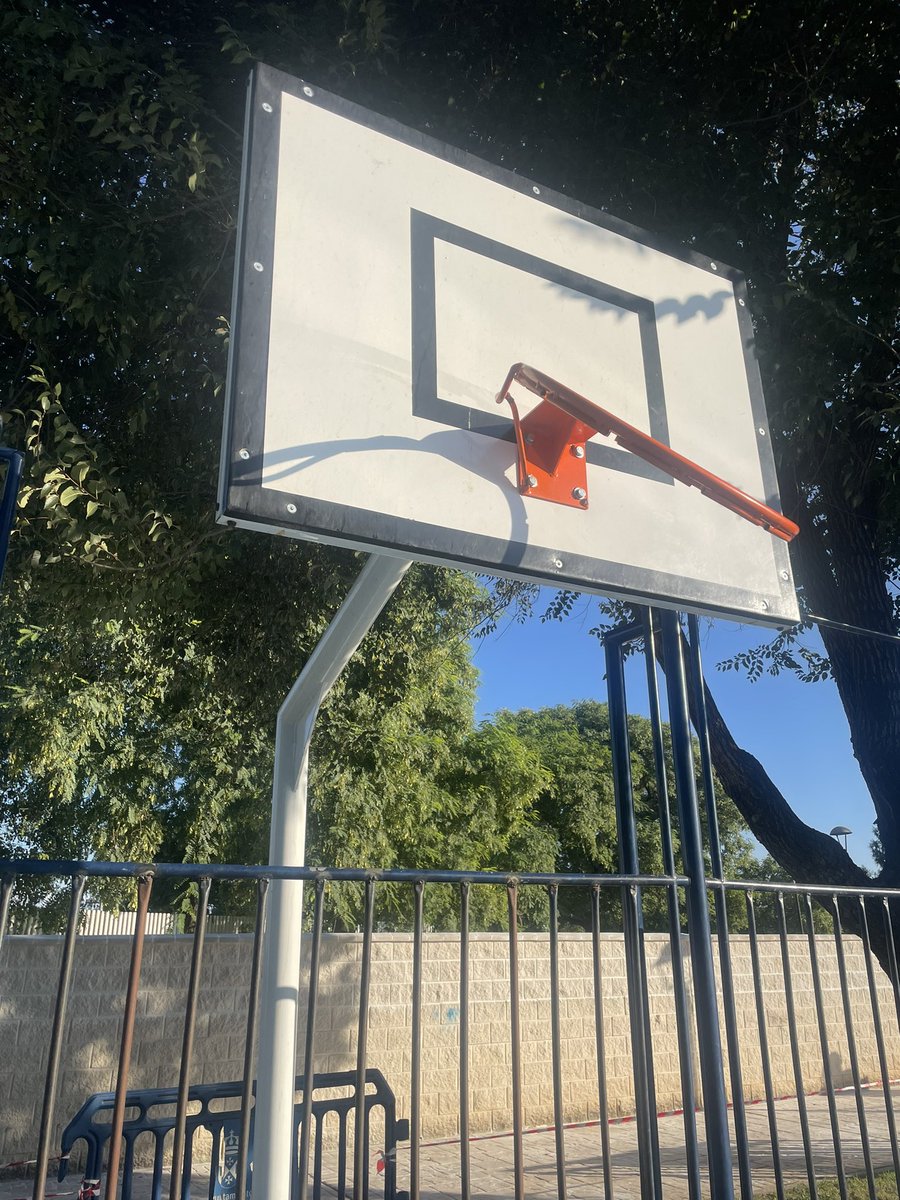 Este es el estado del Parque de la Música (Tomares) uno de los más famosos del Aljarafe. 
Está abandonado y sucio. Un charco de agua estancada en las pistas de fútbol donde diariamente se caen niños. Canchas rotas y barrotes arrancados. Es peligroso
<a href="/Tomares_es/">Ayuntamiento de Tomares</a> 
<a href="/Soriano_Alcalde/">José María Soriano</a>