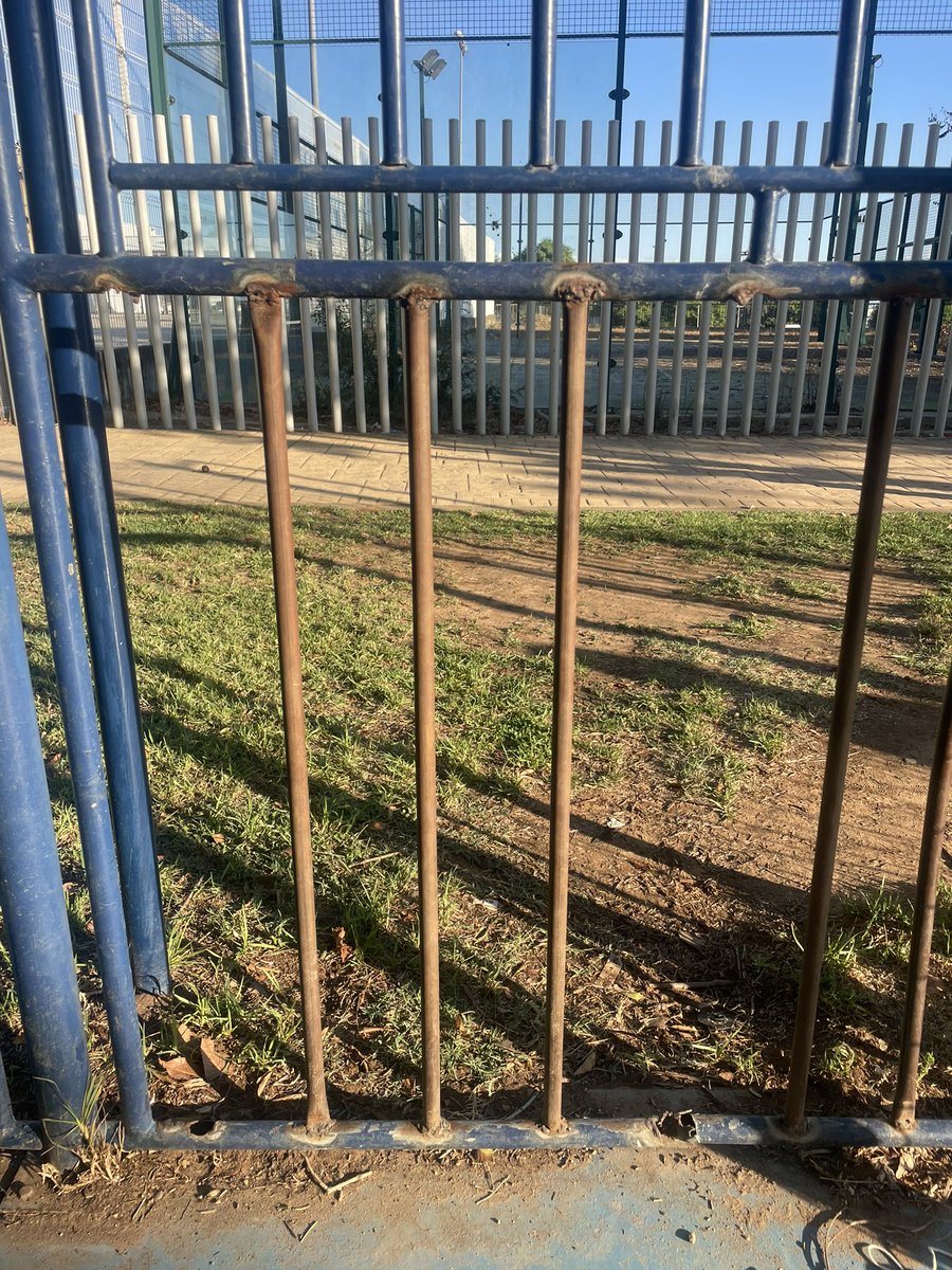 RocioRomeroTv's tweet photo. Este es el estado del Parque de la Música (Tomares) uno de los más famosos del Aljarafe. 
Está abandonado y sucio. Un charco de agua estancada en las pistas de fútbol donde diariamente se caen niños. Canchas rotas y barrotes arrancados. Es peligroso
@Tomares_es 
@Soriano_Alcalde https://t.co/uc2TZ9PR3R