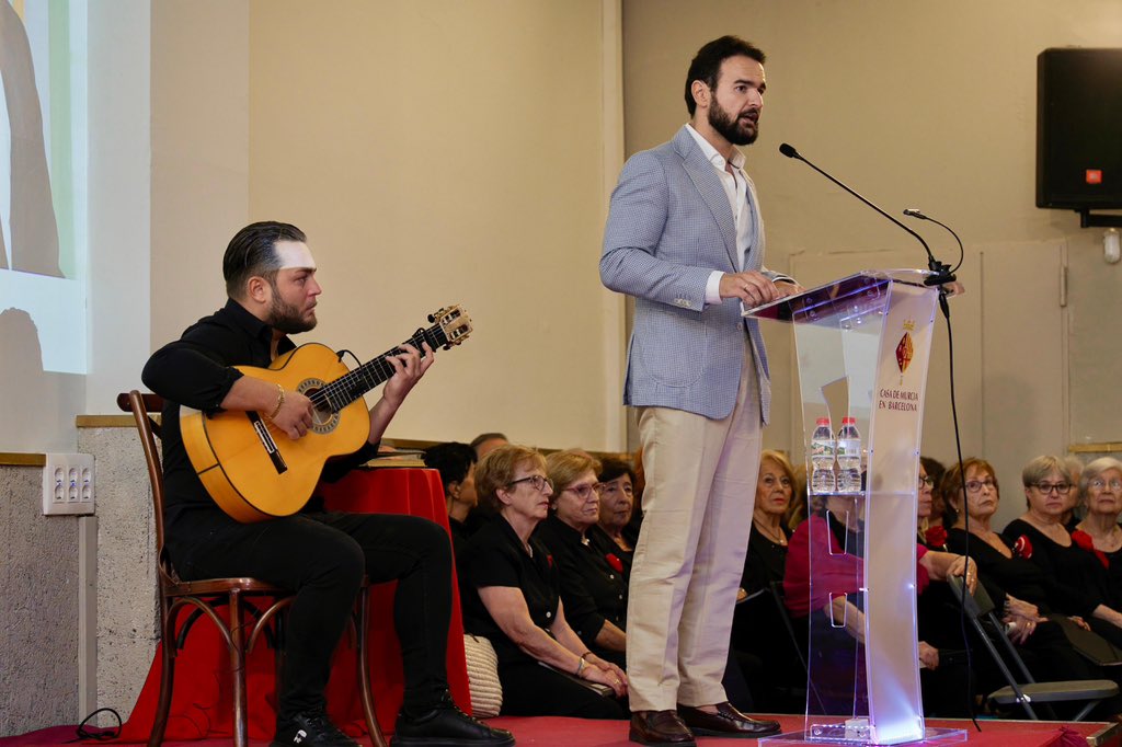 El presidente de la Fundación Cante de las Minas, Joaquín Zapata, fue el pregonero de las Fiestas de la Fuensanta 2025 en la Casa de Murcia en Barcelona.ñ

Un pregón emotivo y lleno de tradición, acompañado por la ganadora del Desplante Salomé Ramírez y el guitarrista Aguilera