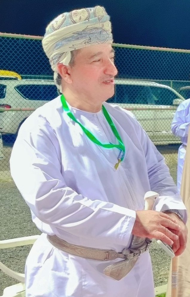 بقلوب مؤمنة بقضاء الله وقدره، وببالغ الحزن والأسى، نتقدم بأحر التعازي وأصدق المواساة في وفاة المغفور له بإذن الله، الأستاذ محمد بن عبدالله الرحبي، رائد العمل التطوعي والاجتماعي في الولاية.
لقد فقدت الولاية برحيله قامة نبيلة ورجلاً معطاءً، كرس حياته لخدمة مجتمعه، فكان مثالاً يحتذى