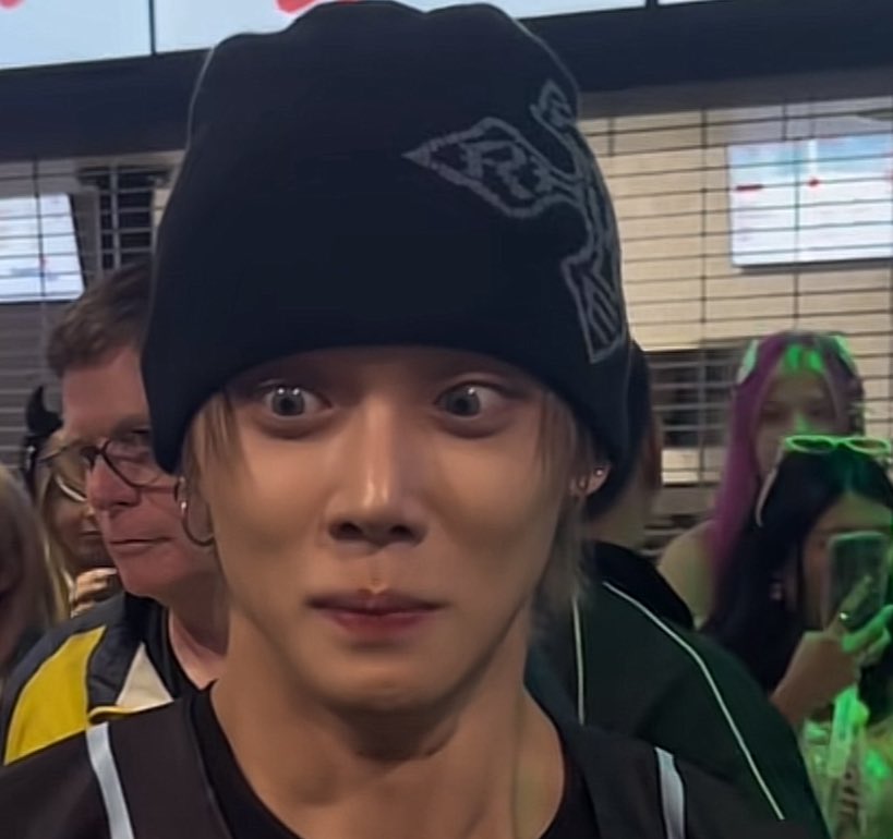 ADOR3DBYYU's tweet photo. WHY AM I RIGHT THERE https://t.co/bdrFsg725s