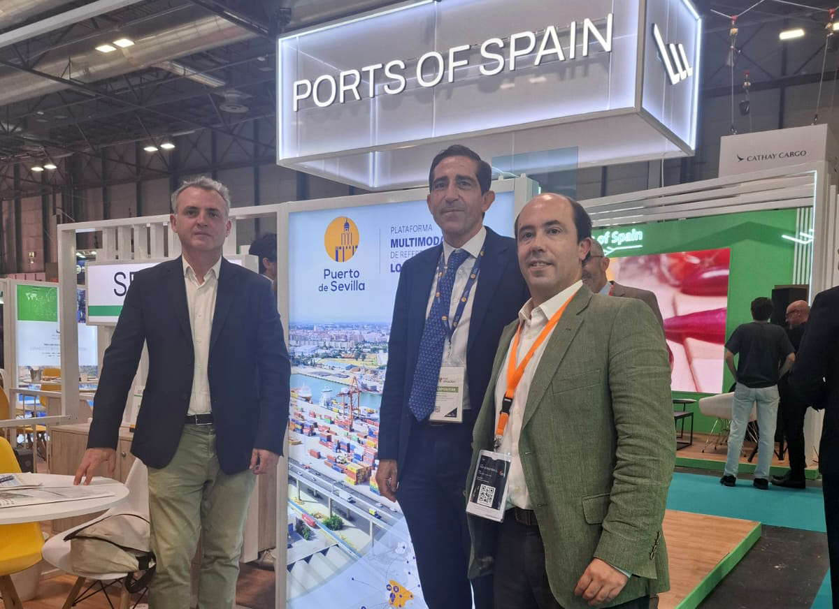 prosevillaport's tweet photo. Una delegación de empresas de @prosevillaport participa en @FruitAttraction 2025, la gran cita internacional del sector hortofrutícola que se celebra en Madrid y que reúne a miles de profesionales. Durante la feria, estamos dando a conocer las ventajas del recinto hispalense. https://t.co/w6s918dJq5