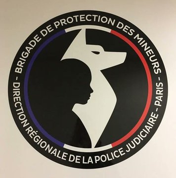 A man, Gérard Miller, wearing a black suit, white shirt, and black tie, standing in front of a dark background with vertical light strips. A circular logo with a black background, featuring a white silhouette of a dog and a child’s profile, surrounded by a blue, white, and red border with the text "BRIGADE DE PROTECTION DES MINEURS - DIRECTION RÉGIONALE DE LA POLICE JUDICIAIRE - PARIS".