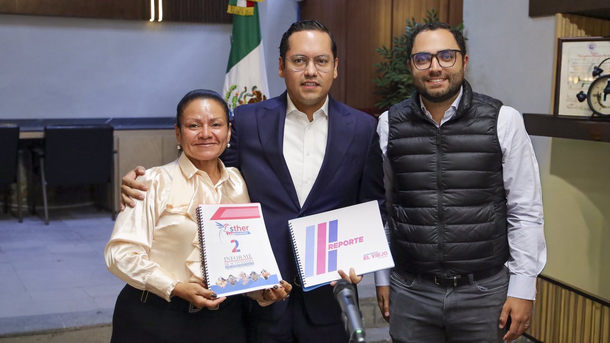 JosueGro's tweet photo. Hoy en Sesión de Cabildo tuve el gusto de recibir los informes de actividades de nuestros síndicos municipales, María Esther García y Juan Carlos Ramírez.
Reconozco y agradezco el esfuerzo y compromiso con el que trabajan todos los días por nuestra gente de Corregidora. #APasoFirme