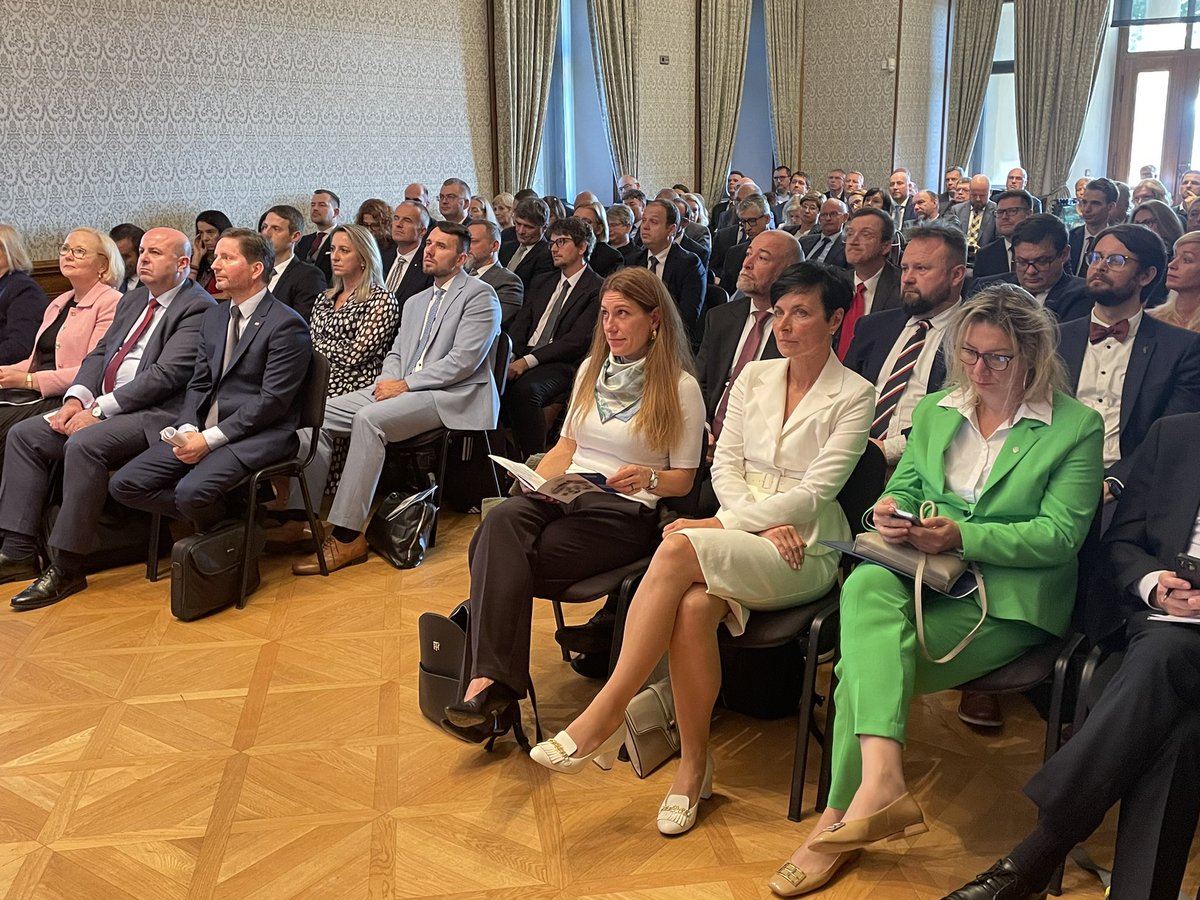 Vývoj kriminality i budoucí výzvy pro veřejnou žalobu řešila stovka vedoucích státních zástupců z celé republiky v <a href="/CEELI_Institute/">The CEELI Institute</a> v Praze.  Každoroční porady se zúčastnili také hosté z <a href="/SpravedlnostCZ/">Ministerstvo spravedlnosti ČR</a>, <a href="/ProbackaCz/">Probační a mediační služba</a> a <a href="/PolicieCZ/">Policie ČR</a>