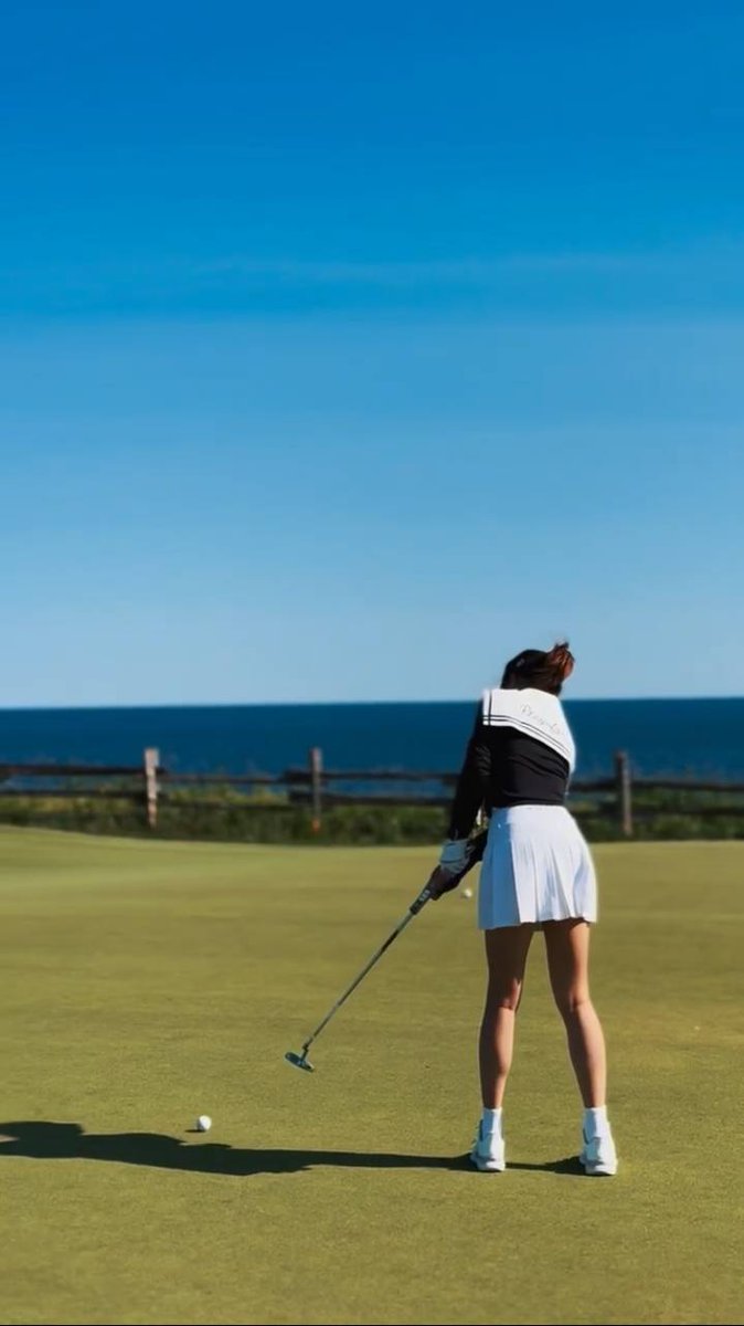 asd1232_'s tweet photo. Me, the course, and endless horizons. 🌅💖 #LuxuryLifestyle https://t.co/tf6yiFH08k
