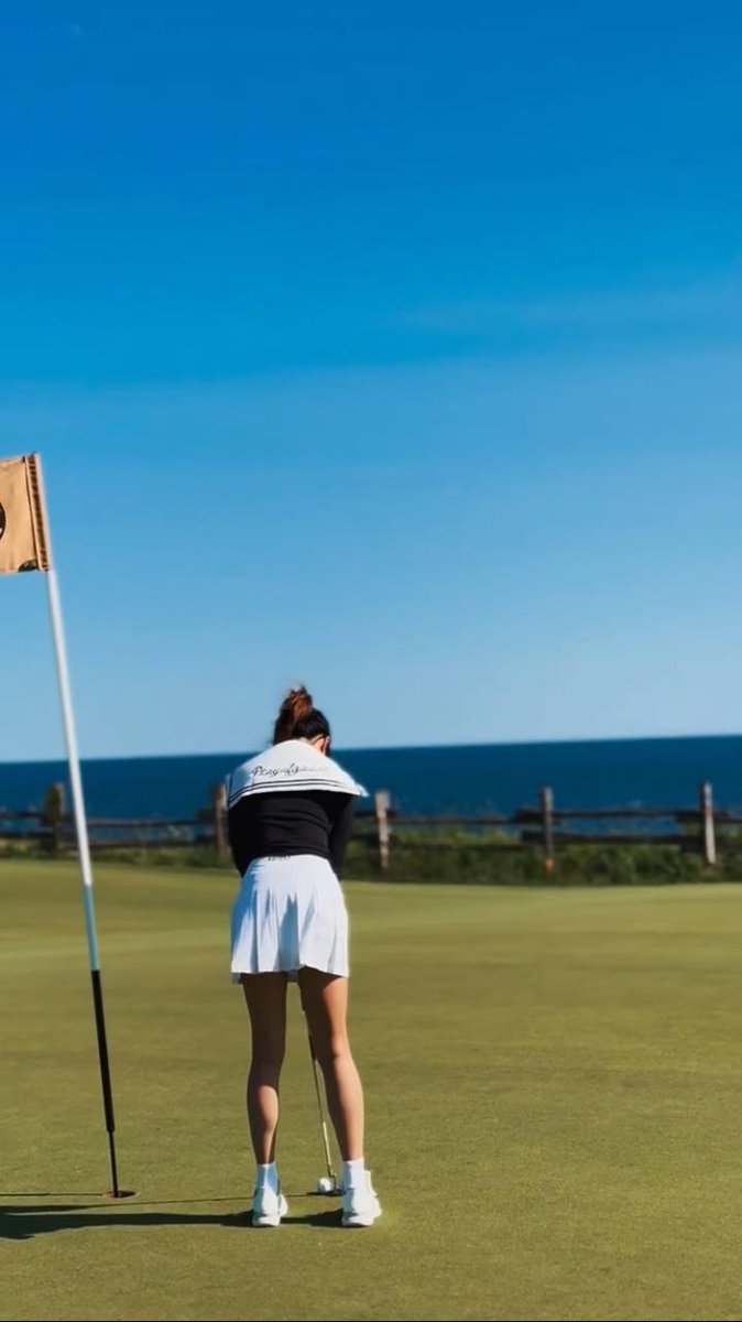 asd1232_'s tweet photo. Me, the course, and endless horizons. 🌅💖 #LuxuryLifestyle https://t.co/tf6yiFH08k