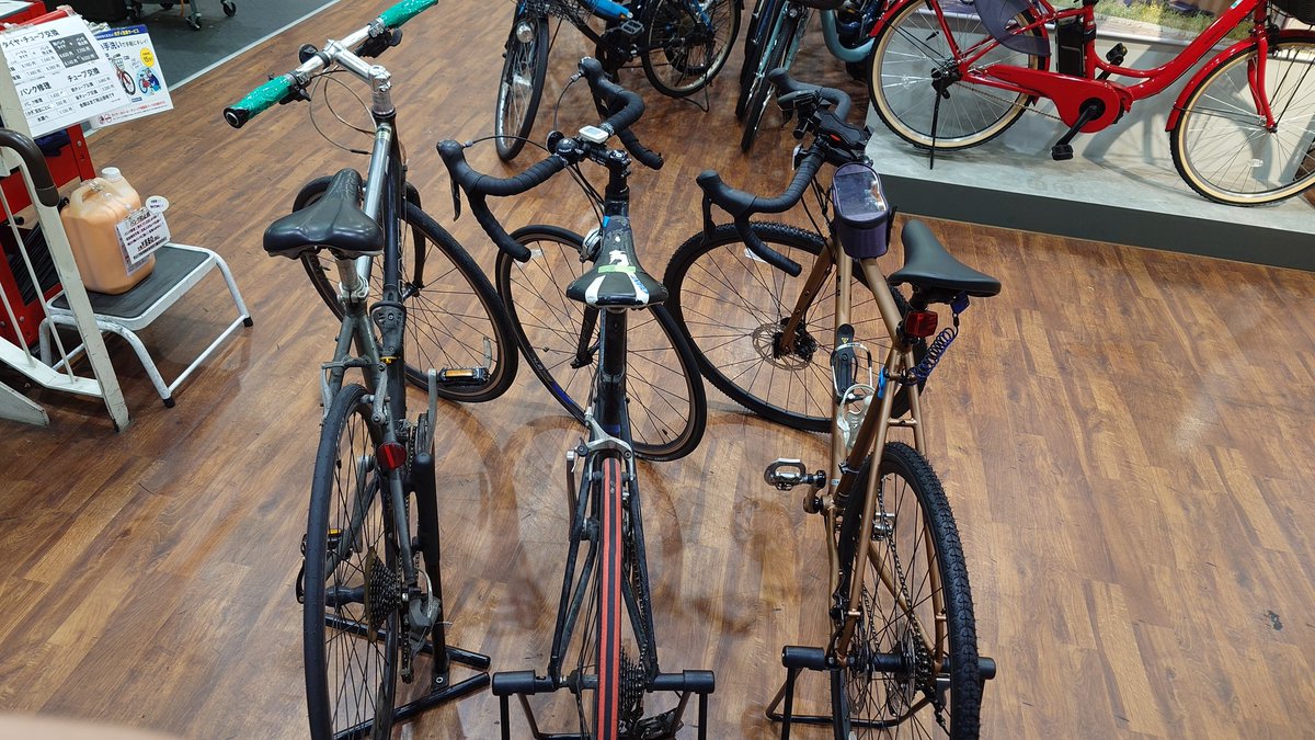 12年物のクロスバイクと10年物のロードバイク。今までクソお世話になりました！🙇
2台の魂は新たな相棒に受け継がれたぞ！