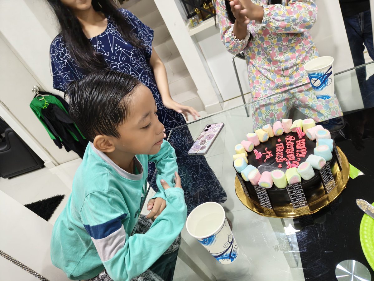 ainLavender's tweet photo. Simple celebration.. Birthday cake &amp; hadiah.. Tapi, penuh makna ❤️

September end with love ❤️ https://t.co/1FynuoGNty