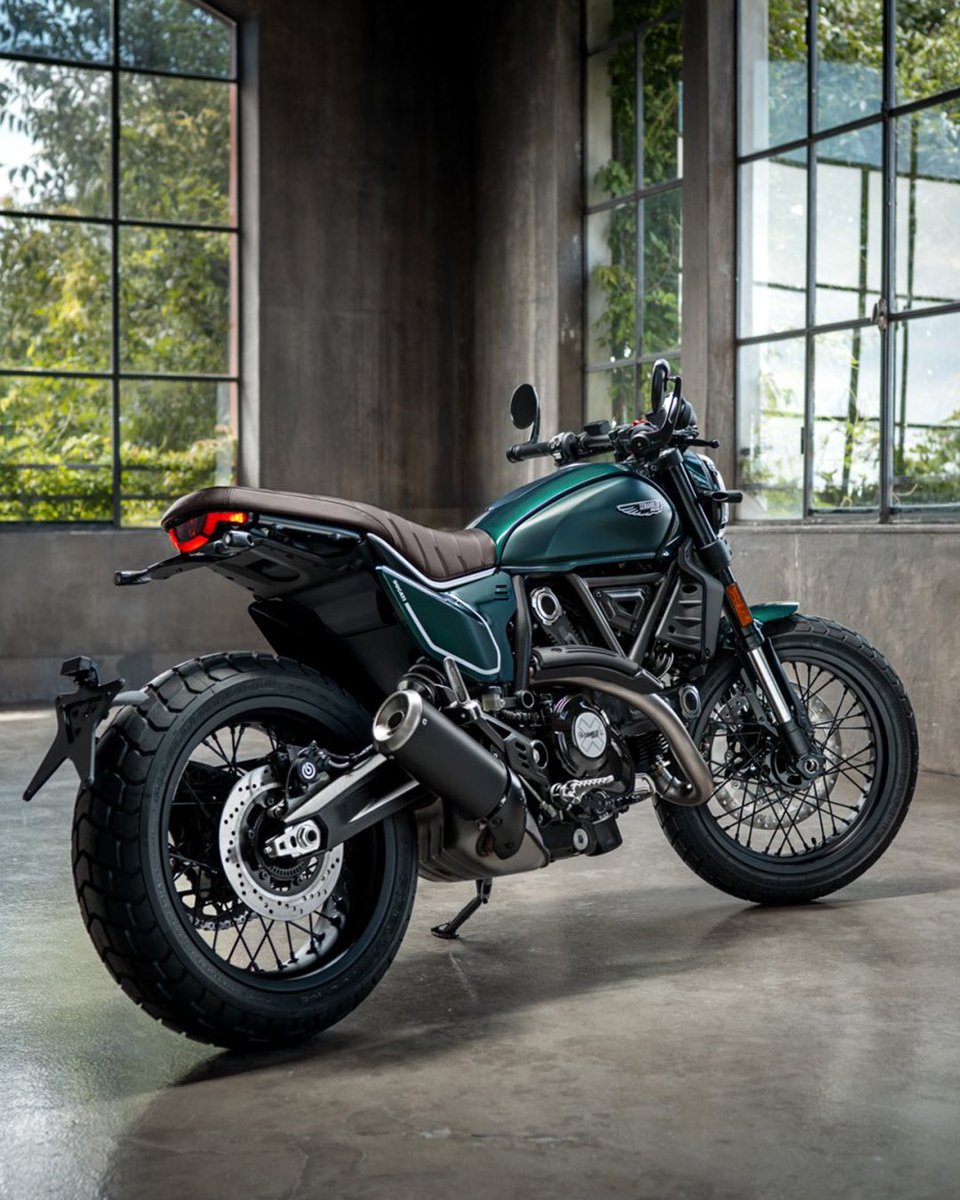 Presentamos el nuevo color Emerald Green para la #ScramblerDucati #Nightshift, una decoración que rinde homenaje a los iconos del motociclismo de los años 70.

Elegante y atemporal, con llantas de radios negros, detalles de café racer y acabados refinados: bit.ly/ScramblerNi
