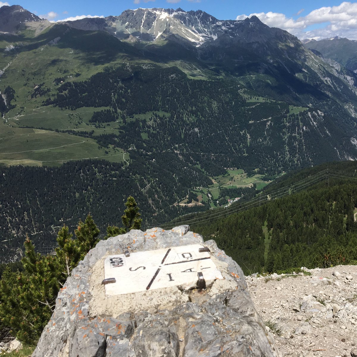 Pillandia's tweet image. Top of the stone at the tripoint of the borders of Switzerland 🇨🇭 [1920 S], Italy 🇮🇹 [I A 1] and Austria 🇦🇹 [Ö]. 
📷: July 2020. 
🌐: 46°51'17.7"N 10°28'10.9"E.
pillandia.blogspot.com/p/avaleht-iniz… 

#Border #Grenze #Confine