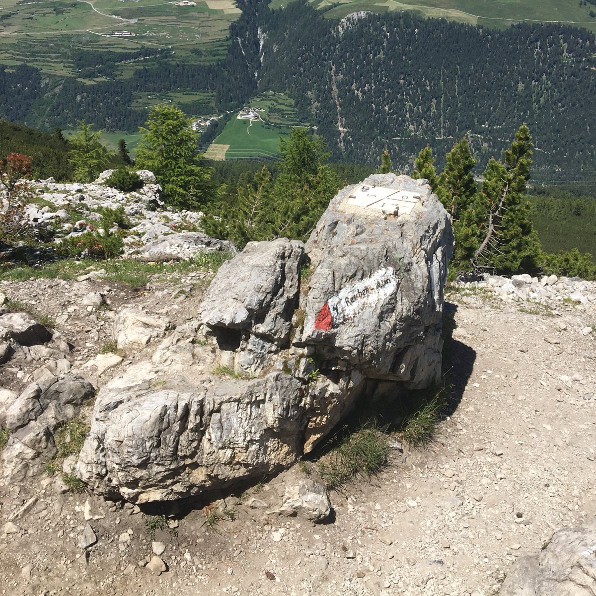 Pillandia's tweet image. Top of the stone at the tripoint of the borders of Switzerland 🇨🇭 [1920 S], Italy 🇮🇹 [I A 1] and Austria 🇦🇹 [Ö]. 
📷: July 2020. 
🌐: 46°51'17.7"N 10°28'10.9"E.
pillandia.blogspot.com/p/avaleht-iniz… 

#Border #Grenze #Confine
