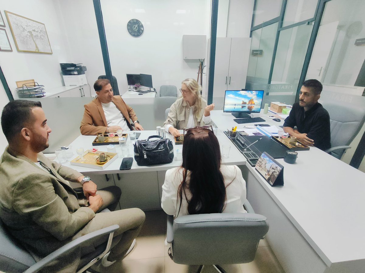 CeydaBC35's tweet photo. 📍Tire

Fıratteks Tekstil ziyaretimizde Üretim Müdürü Fırat Özdemir ile bir araya geldik, çalışanlara kolaylıklar diledik.🙋🏼‍♀️

Emeğiyle üreten, ilçemize değer katan tüm işçilerimizin yanındayız. 👏🏼🧵 https://t.co/tA88uuqKwi