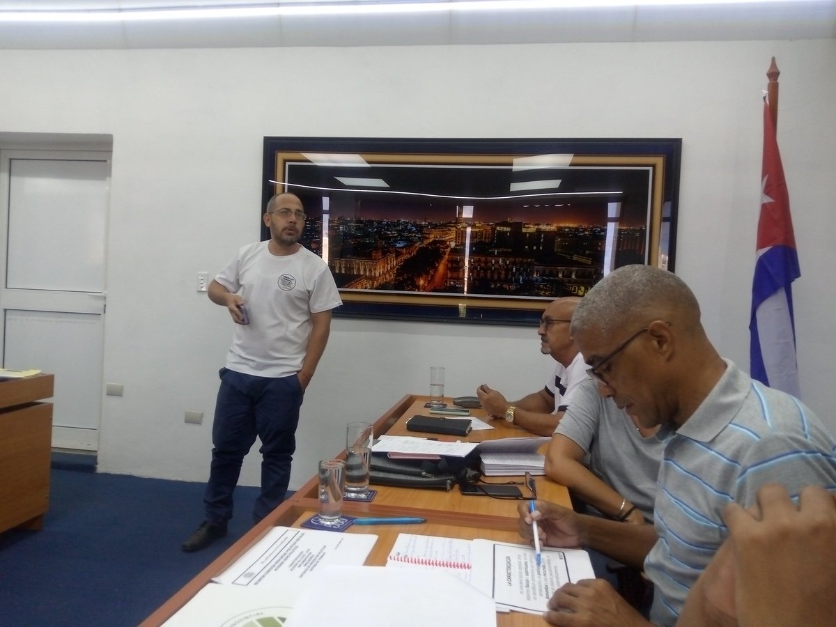 iris_sotol80918's tweet photo. Presenta  @YasmaniCal27780 Jefe de PATS en  @DptssHabana, las pautas para la caracterización de la comunidad.
@gobhabana https://t.co/u2kTtEBpe7