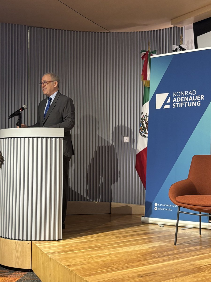 kasmexiko's tweet image. In a world in constant flux, strategic competition is reshaping global security.

Demographics, technological disruption, supply chains, climate change, and renewable energy are driving today’s international balance.

#TSD2025 #KAS4Security @Arturo_Sarukhan