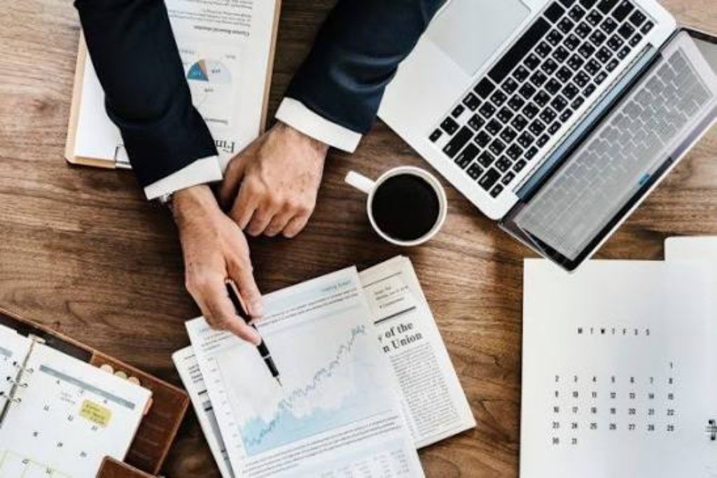 "Productivity hack: Prioritize tasks, eliminate distractions, and take breaks. Simple yet effective! 💼💻 #ProductivityTips #LaCasaDeLosFamososMx 
#Dior #LVSS26