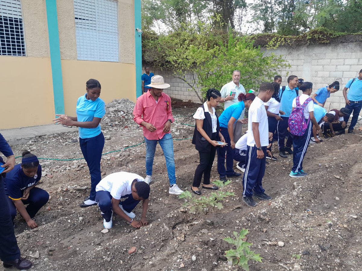Ha sido motivo de gran alegría y satisfaccion ver a los jovenes del Liceo Enriquillo de Duverge, Prov. Independencia, participar entusiastas del Lanzamiento del Programa de Huertos Escolar Siembra Tu Escuela que ejecutamos desde el <a href="/Feda_RD/">FONDO ESPECIAL PARA EL DESARROLLO AGROPECUARIO</a>  en apoyo al <a href="/EducacionRDo/">Ministerio Educación RD</a>  de