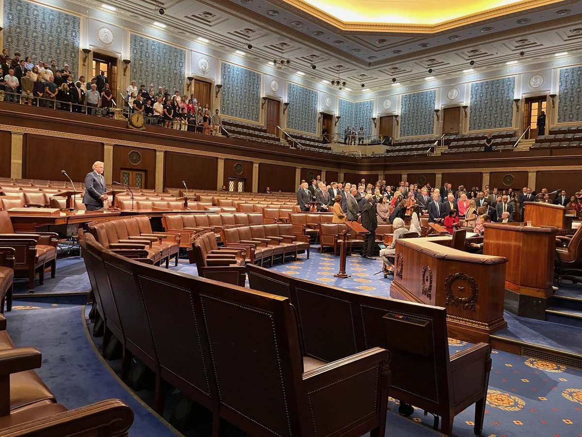 AndrewSolender's tweet image. A source sends along this photo of today&apos;s pro forma session.

Shows the Democratic section of the House crowded and the Republican side basically empty.

More here: axios.com/2025/09/30/hou…