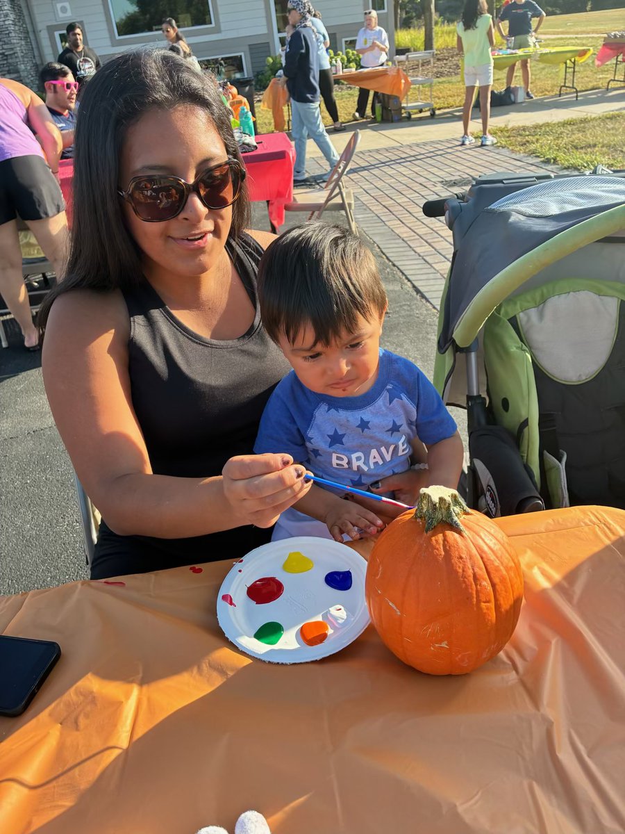 BirthToThree203's tweet image. Last Friday we hosted a fall family event! Participants were able to pick a pumpkin &amp;amp; paint, listen to a story read by Dr. Fleming, and enjoy some yummy snacks from SNAP-ed and DeEttas Bakery! #weare203 @Naperville203