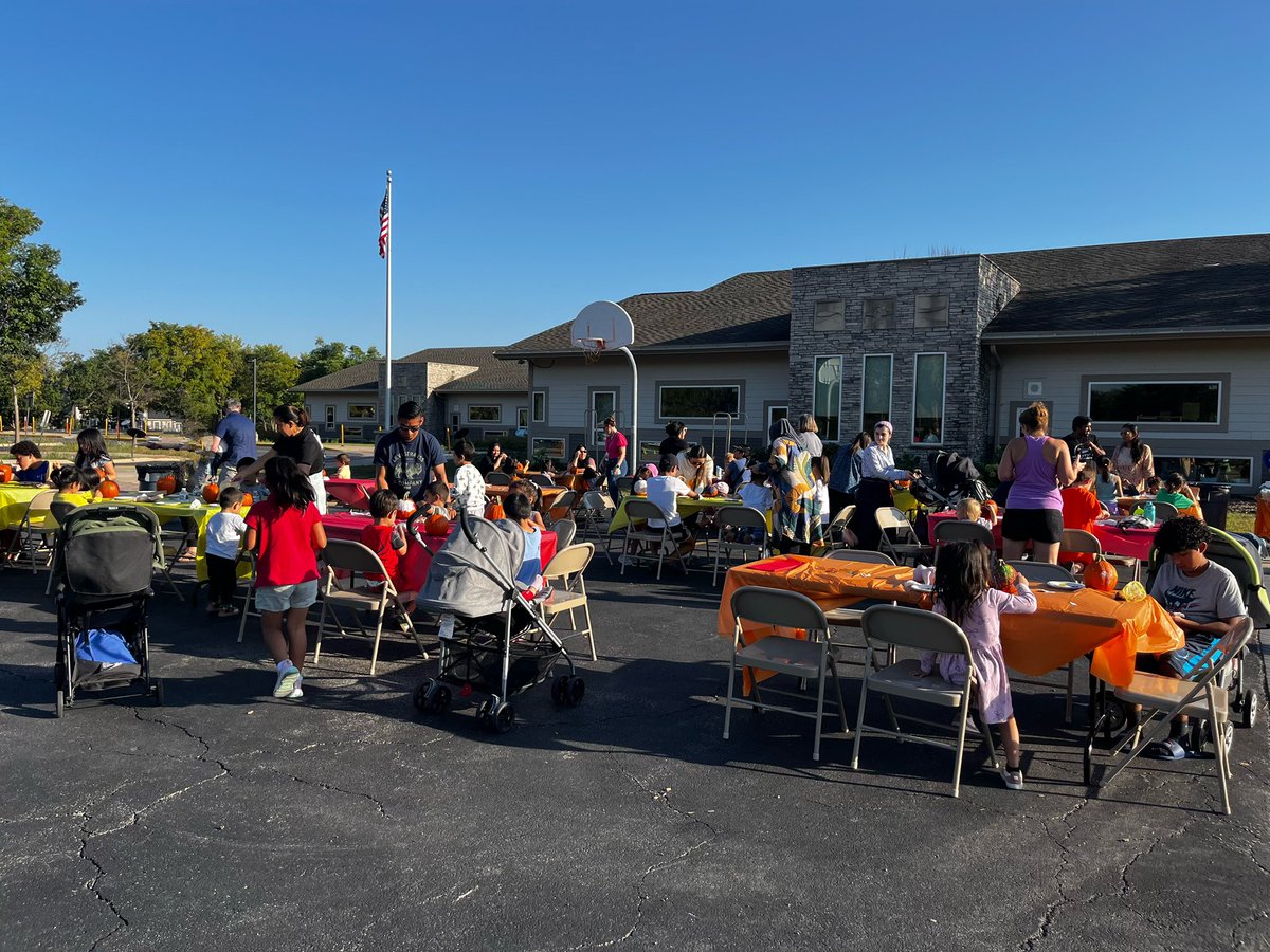 BirthToThree203's tweet image. Last Friday we hosted a fall family event! Participants were able to pick a pumpkin &amp;amp; paint, listen to a story read by Dr. Fleming, and enjoy some yummy snacks from SNAP-ed and DeEttas Bakery! #weare203 @Naperville203