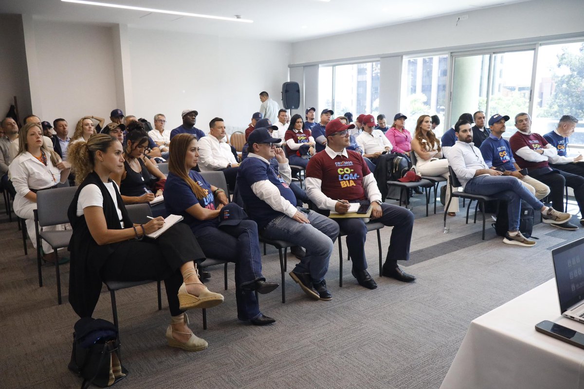paulinasuarez49's tweet photo. 🚨 Hoy desde Bogotá, CREEMOS inscribió su lista al Senado de la República.

Una lista de mujeres y hombres con trayectoria, amor por su gente y compromiso real con Colombia. 🌎💜 https://t.co/YMGxhuoVCI