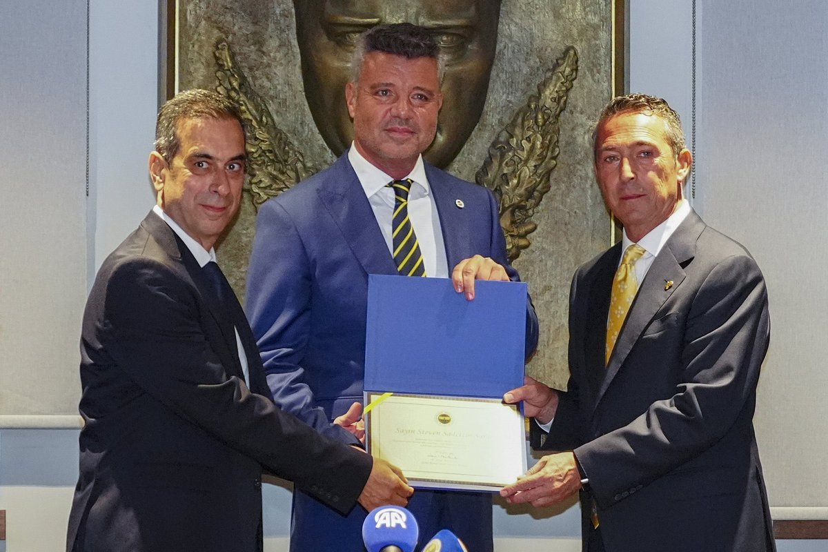 Murat Aşık: Fenerbahçe’de Sadettin Saran yönetimi aslında salı günü göreve geldi. Salı günü gidip hesapları devraldılar. Burada da Ali Koç, Sadettin Saran’a diyor ki: “Sadettin Bey, ne gerekiyorsa biz buradayız; ben buradayım, genel sekreter Burak Kızılhan, Hakan Bey, Sertaç Bey,