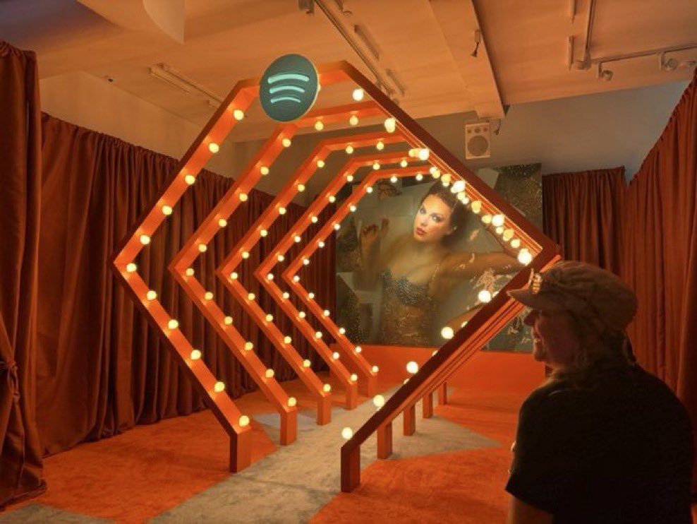 TSUpdating's tweet photo. 🚨| The Eras Tour stage spotted at the carpet of Spotify’s The Life of a Showgirl pop-up in NYC! https://t.co/4kPTPrU13h