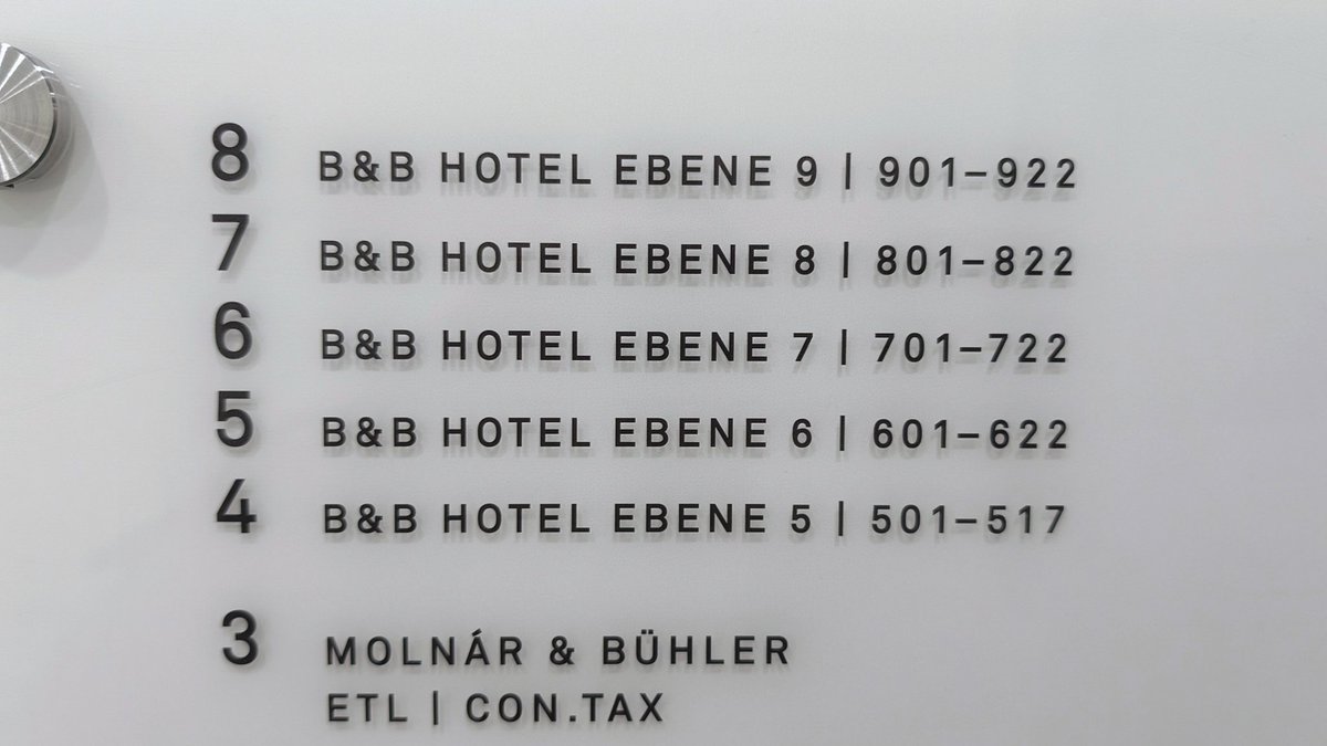 "Komm, wir verwirren die Hotelgäste absichtlich und packen Ebene 5 und die 500er-Zimmer in den 4. Stock." 🫣