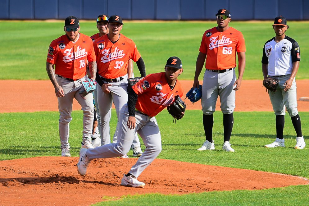 Aguilasnewsof's tweet photo. Águilas del Zulia tuvo su segundo día de entrenamiento en el Luis Aparicio bajo las órdenes de Guillermo "Memo" Larreal.

Los lanzadores y receptores estuvieron haciendo trabajo combinado entre bullpen y trabajo defensivo de rutina.

Fotos @ccastrovargas1 https://t.co/14GjbeplHN