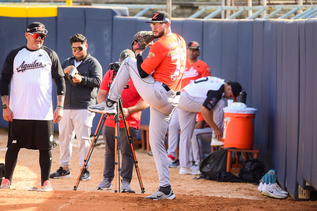Águilas del Zulia tuvo su segundo día de entrenamiento en el Luis Aparicio bajo las órdenes de Guillermo "Memo" Larreal.

Los lanzadores y receptores estuvieron haciendo trabajo combinado entre bullpen y trabajo defensivo de rutina.

Fotos <a href="/ccastrovargas1/">@ccastrovargas1</a>