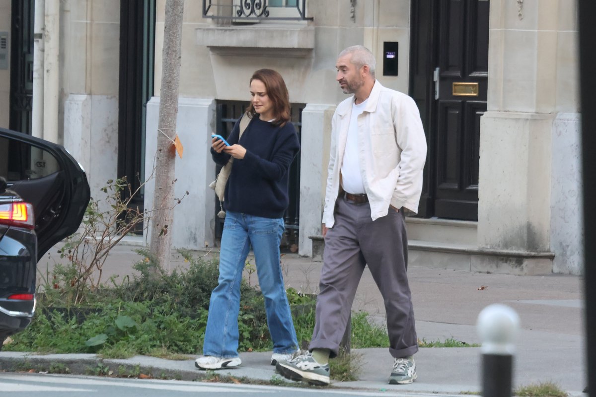 Natalie Portman y su novio Tanguy Destable fueron vistos disfrutando de un paseo por Par�s el 30 de septiembre.