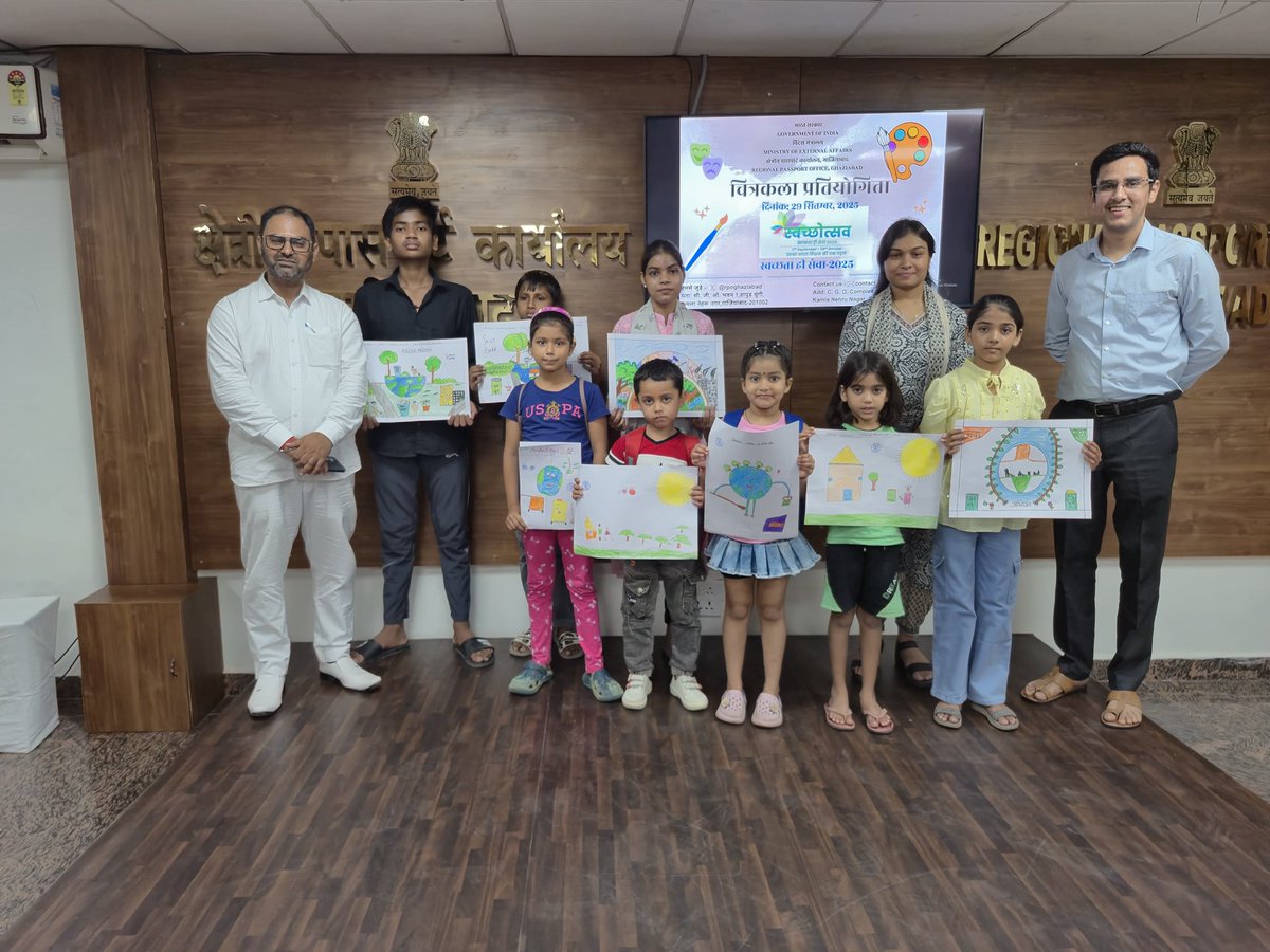 rpoghaziabad's tweet photo. स्वच्छता पखवाड़ा 2025 के अंतर्गत दिनाँक 29 सितंबर 2025 को क्षेत्रीय पासपोर्ट कार्यालय, गाज़ियाबाद में बाल चित्रकला प्रतियोगिता का सफल आयोजन किया गया। इस अवसर पर नन्हें बाल कलाकारों ने अपनी रचनात्मकता के माध्यम से स्वच्छता के महत्व को विविध चित्रों के जरिए अभिव्यक्त किया।

बच्चों के उत्साह, सृजनात्मक सोच और सकारात्मक संदेशों ने प्रतियोगिता को और भी प्रेरणादायी बना दिया। (1/3)

#SwachhataHiSeva2025
#SHS2025
#Swachhotsav
#SwachhBharat