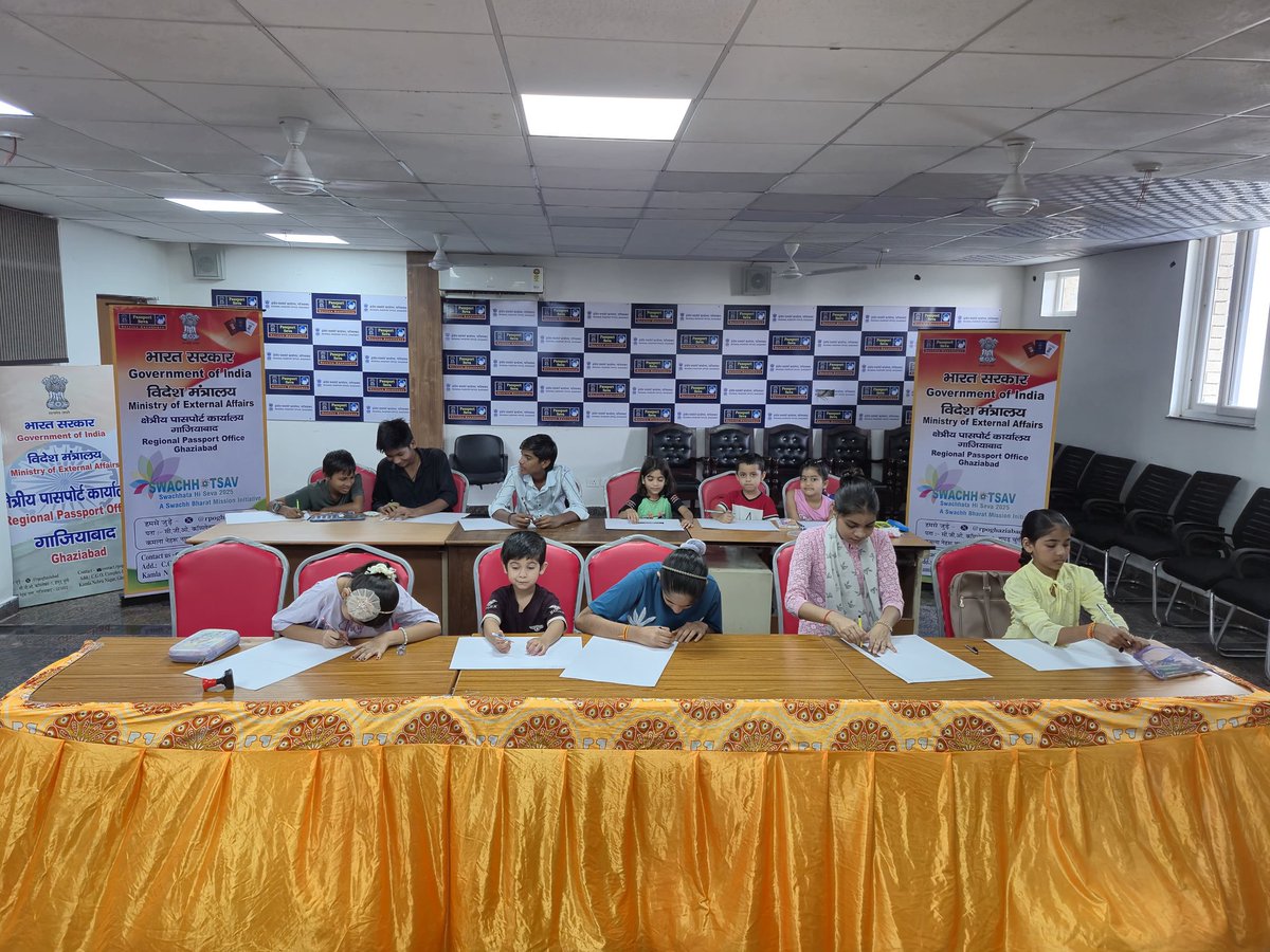 rpoghaziabad's tweet photo. स्वच्छता पखवाड़ा 2025 के अंतर्गत दिनाँक 29 सितंबर 2025 को क्षेत्रीय पासपोर्ट कार्यालय, गाज़ियाबाद में बाल चित्रकला प्रतियोगिता का सफल आयोजन किया गया। इस अवसर पर नन्हें बाल कलाकारों ने अपनी रचनात्मकता के माध्यम से स्वच्छता के महत्व को विविध चित्रों के जरिए अभिव्यक्त किया।

बच्चों के उत्साह, सृजनात्मक सोच और सकारात्मक संदेशों ने प्रतियोगिता को और भी प्रेरणादायी बना दिया। (1/3)

#SwachhataHiSeva2025
#SHS2025
#Swachhotsav
#SwachhBharat