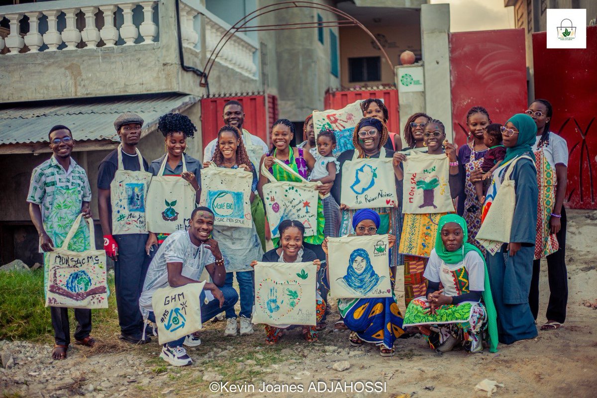2sf_ong's tweet photo. 2SF a eu la joie d’être partenaire de l’atelier #MonSacMonStyle💚.
Sensibilisation à la pollution plastique avec M. Gédéon Tossa + atelier créatif guidé par Mlle Iris 🎨
Chaque sac réutilisable = un geste pour la planète. 
@LogboMariam
#2SF #StopPlastique #MSMS https://t.co/nk8jk3s9ny