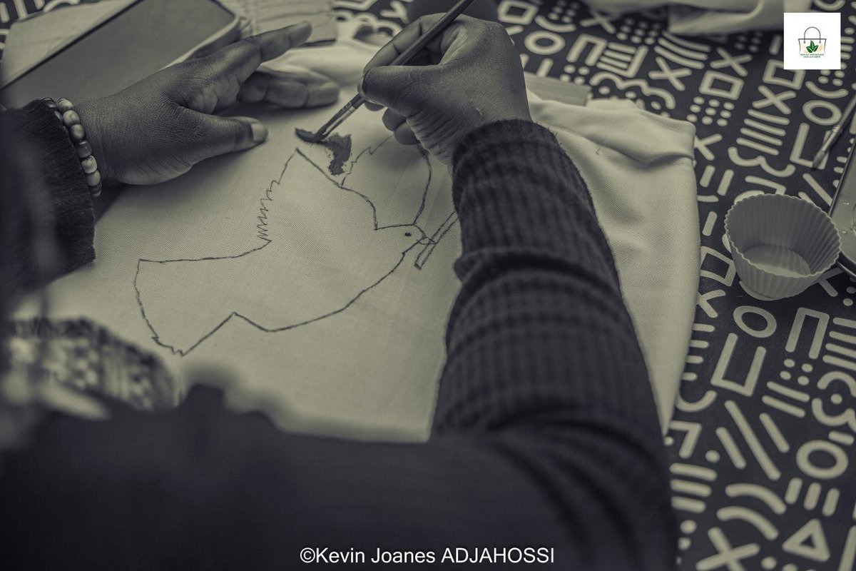 2sf_ong's tweet photo. 2SF a eu la joie d’être partenaire de l’atelier #MonSacMonStyle💚.
Sensibilisation à la pollution plastique avec M. Gédéon Tossa + atelier créatif guidé par Mlle Iris 🎨
Chaque sac réutilisable = un geste pour la planète. 
@LogboMariam
#2SF #StopPlastique #MSMS https://t.co/nk8jk3s9ny