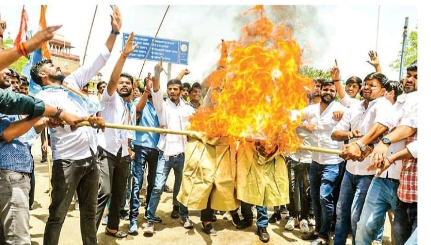 RSS ने आज हिंसावादी ,गोडसेवादी सोच का परिचय दिया हे ,राजस्थान विश्वविद्यालय परिसर में NSUI कार्यकर्ताओं के ऊपर शस्त्र पूजा की आड़ में लाठियों से वार किया हे !
राजस्थान पुलिस और कुलपति RSS के दबाव में हे?
राजस्थान की कानून व्यवस्था पर सवाल ए निशान खड़े होते है!
#RSS_Mukt_Bharat