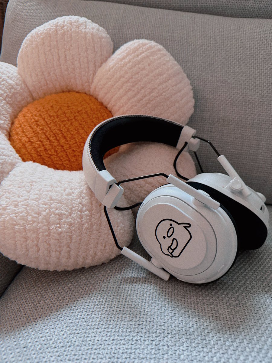 paracetamor's tweet photo. Me dicen que iba a tener unos cascos de @RazerES personalizados y no me lo creo 😭🧡

Son los nuevos Razer Blackshark V3 Pro y los laterales son magnéticos e intercambiables, fantasía ✨
#RazerAmbassador https://t.co/3GvepqvcR0