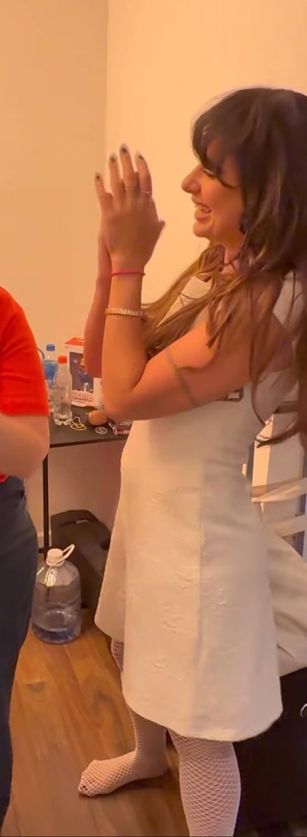 ya quiero saber de esta serie por favor, que hace Florencia con ese fleco y esas medias jajaja