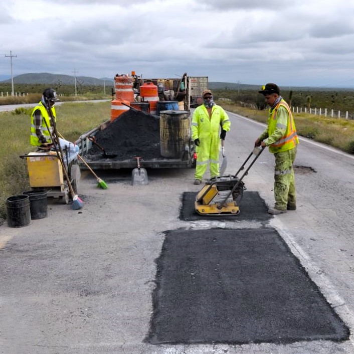 SICT_Zacatecas's tweet photo. Continúan los trabajos de conservación rutinaria en la carretera federal 54 #Zacatecas-Saltillo, por parte de la #SICT.👷♀️
🚧Bacheo
🚧Sellado de grietas aisladas
🛣️En los km 53+092, 111+615 y 85+000 del cuerpo B, en el municipio #VillaDeCos y 196+800 en #Mazapil.
#SICTZacatecas https://t.co/QDqTngknok