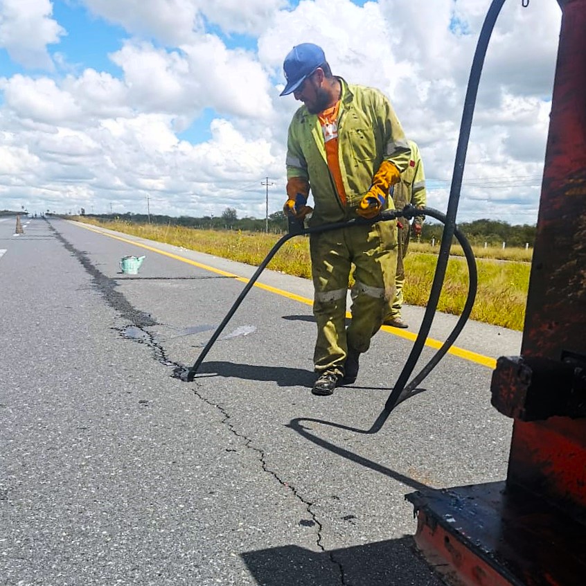 SICT_Zacatecas's tweet photo. Continúan los trabajos de conservación rutinaria en la carretera federal 54 #Zacatecas-Saltillo, por parte de la #SICT.👷♀️
🚧Bacheo
🚧Sellado de grietas aisladas
🛣️En los km 53+092, 111+615 y 85+000 del cuerpo B, en el municipio #VillaDeCos y 196+800 en #Mazapil.
#SICTZacatecas https://t.co/QDqTngknok