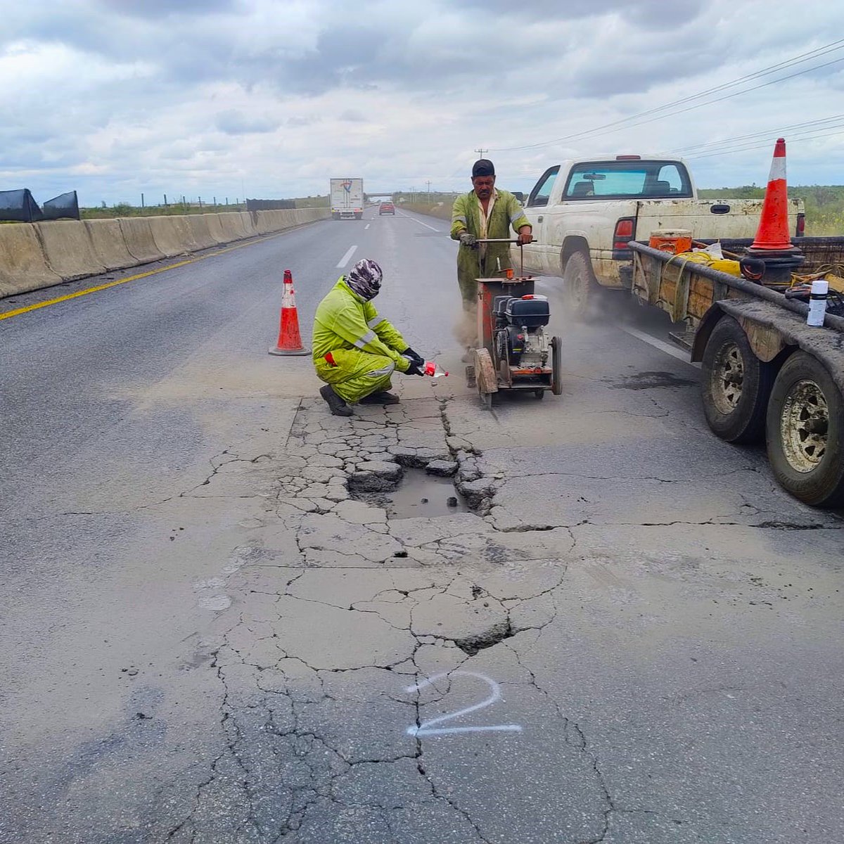 SICT_Zacatecas's tweet photo. Continúan los trabajos de conservación rutinaria en la carretera federal 54 #Zacatecas-Saltillo, por parte de la #SICT.👷♀️
🚧Bacheo
🚧Sellado de grietas aisladas
🛣️En los km 53+092, 111+615 y 85+000 del cuerpo B, en el municipio #VillaDeCos y 196+800 en #Mazapil.
#SICTZacatecas https://t.co/QDqTngknok