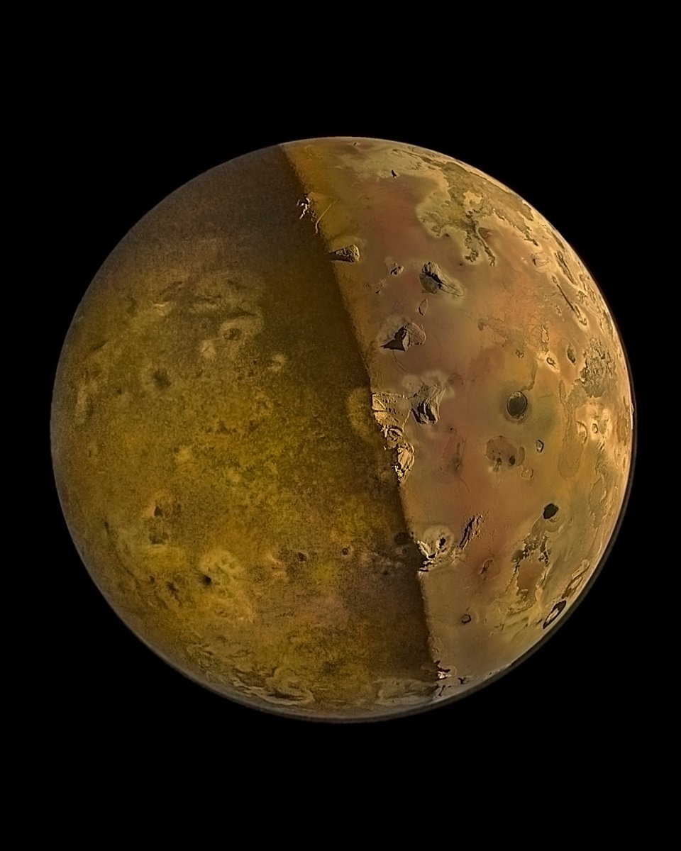 NASAScience_'s tweet image. The most volcanic world in our solar system 🌋

Here’s our most detailed look yet at Jupiter’s moon Io. Explore this month’s #NASAScience image, and even process the raw data yourself. 

🔗 go.nasa.gov/42lAI5z