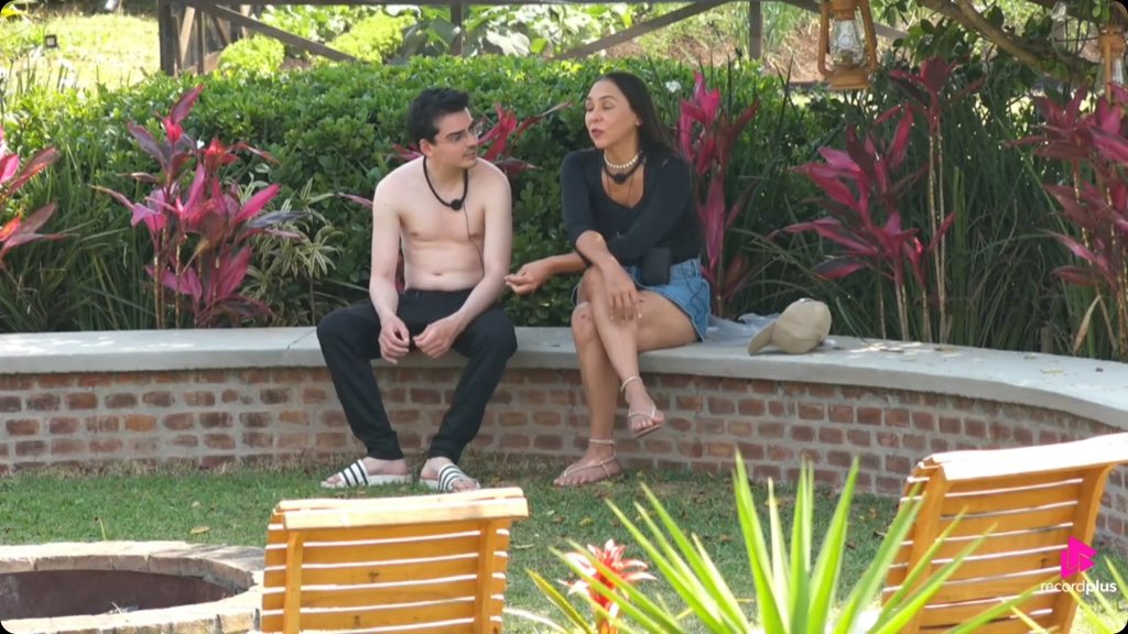 como pode os mais poderosos da semana serem esses dois doentes kkkkkk