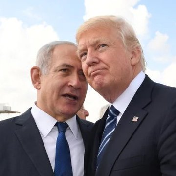 RyanRozbiani's tweet photo. 💥 JUST IN: TRUMP & NETANYAHU BETRAYED ARAB LEADERS ON GAZA “CEASEFIRE” PLAN

At the UN, Arab states thought they had a deal: no permanent occupation, no forced displacement, and a path to statehood.

However, just hours before the announcement, Netanyahu revised the plan, and Trump backed it.

📜 The Biggest Changes:

1⃣ Israel now has a veto over disarmament.

2⃣ Withdrawal is tied to Israeli approval and could drag on indefinitely.

3⃣ Even if all terms are met, the IDF will remain in Gaza under the pretext of “security.”

👉 In the end, Netanyahu got what he wanted, and Trump sold out the Arab and Muslim world again.