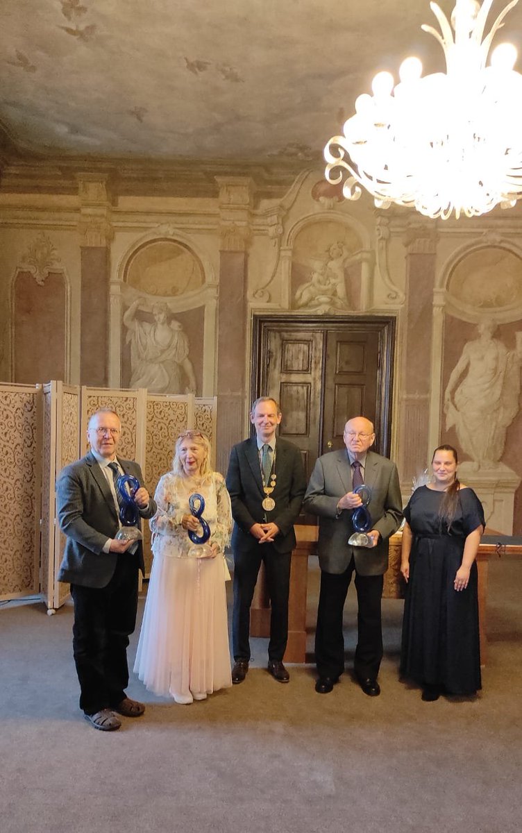 Ocenění „Čestný občan Prahy 8 pro rok 2025“ převzali dnes večer v obřadní síni Libeňského zámku klinický psycholog a psychoterapeut PhDr. Petr Goldmann, členka Loutkového divadla Jiskra Milada Malá a evangelický farář a disident Miloš Rejchrt.