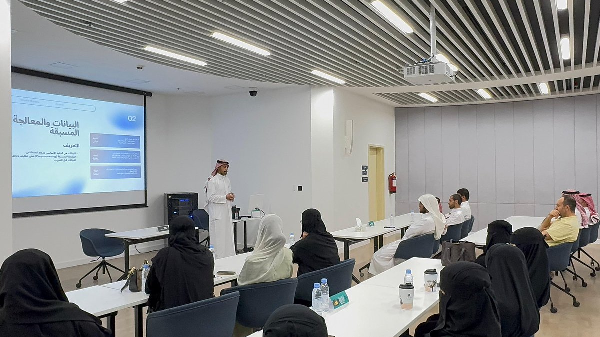 نظمت الجمعية ورشة بعنوان: 
"الذكاء الاصطناعي وتعلم الآلة" وذلك مساء اليوم في بيت الثقافة ببريدة، حيث قدّم الدكتور عبدالعزيز الفاضل تعريفا بأهم المفاهيم والمبادئ الأساسية والحديثة لتطبيقات وتقنيات الذكاء الاصطناعي وسط تفاعل رائع من الحضور. 
وتأتي هذه الورشة ضمن #المسار_التقني
