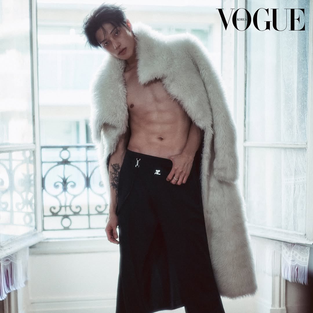 W00LOOKS's tweet photo. FACE CARD.                                       BODY CARD.

WOOYOUNG COURREGES SS26 #WOOYOUNG #우영 
#Courreges #CourregesSS26 
@ATEEZofficial @CourregesParis https://t.co/PKmdsr5mZa