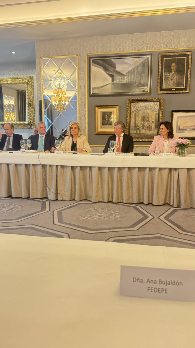 AnaBujaldon's tweet image. Almuerzo organizado por la @FConexus con la intervención de @fatimaempleo presidenta de @Fundacion_Ceoe 
Imprescindible abrir espacios de diálogo tan necesarios como este sobre economía, empresas y talento. @MujeresFedepe 
#HayEmpresaHayFuturo #LiderazgoFemenino #Economía