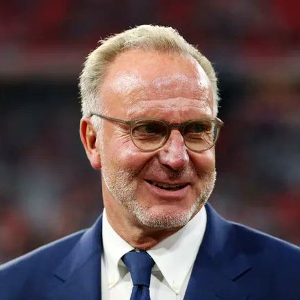 BundesInsider's tweet photo. ⚠️🎙️ Karl-Heinz Rummenigge, CEO do Bayern de Munique:

— “Gostaria de parabenizar o Stuttgart por encontrar um, abro aspas, ‘idiota’ [Newcastle] que estava disposto a pagar o que eles queriam por (Nick) Woltemade!”

⚠️🎙️ Alexander Wehrle, CEO do Stuttgart, agradeceu: 

— “Sempre gostamos de receber elogios de Munique”.